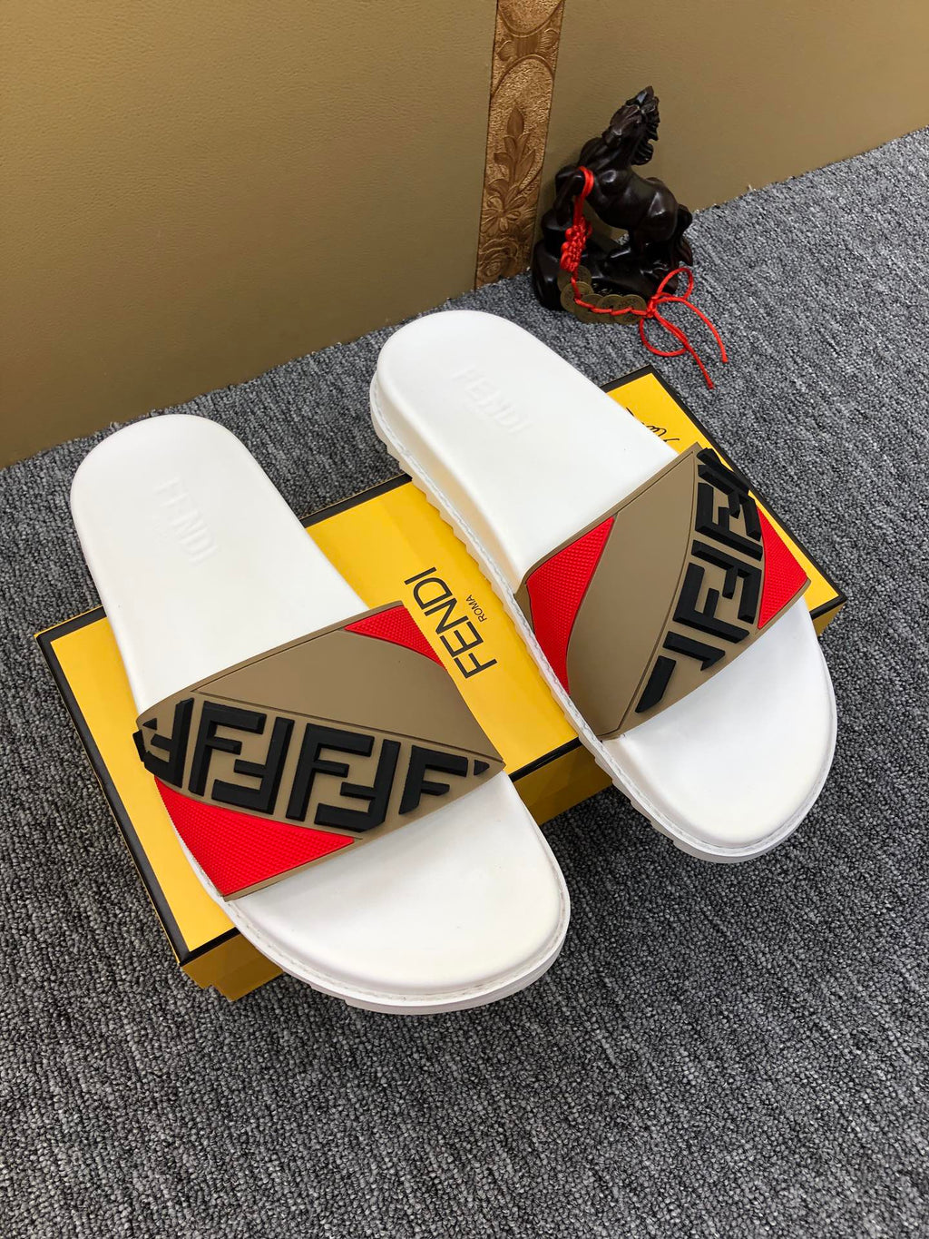 F e n d I slides